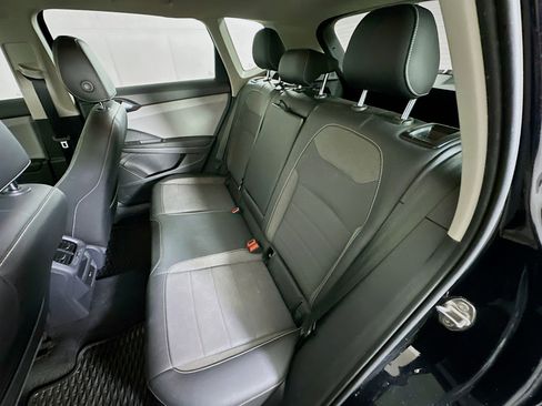 Used 2022 Volkswagen Taos SE image 26