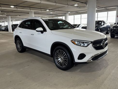 Used 2026 Mercedes-Benz GLC 300 image 2