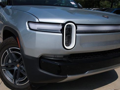 Used 2025 Rivian R1T Adventure image 3