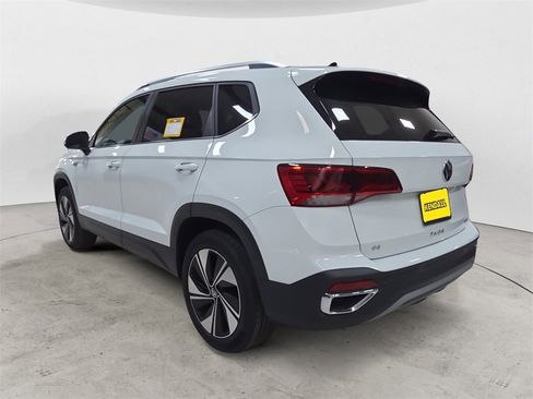 Used 2023 Volkswagen Taos SE image 3