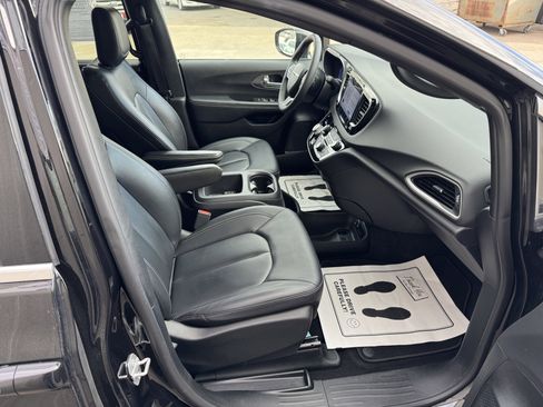 Used 2025 Chrysler Pacifica Select image 24