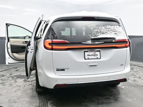 Used 2023 Chrysler Pacifica Touring-L image 43