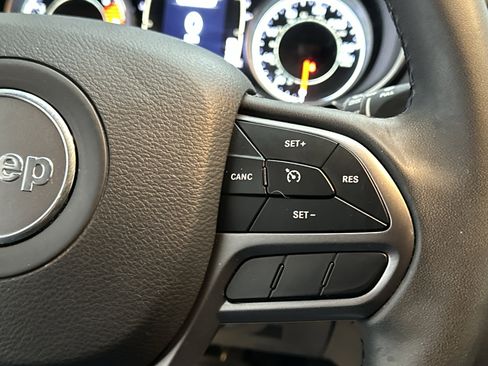 Used 2020 Jeep Cherokee Latitude Plus image 28