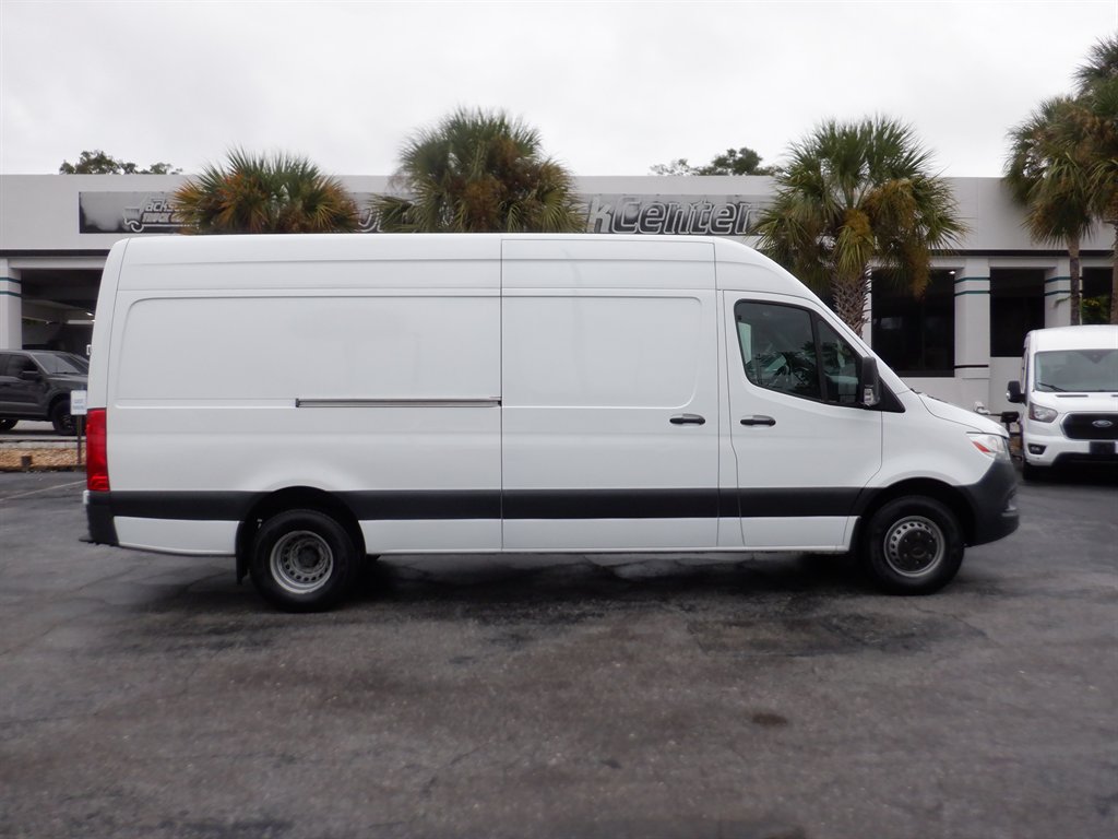 Used 2022 Mercedes-Benz Sprinter 4500 image 1