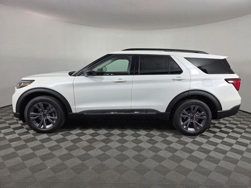 Used 2025 Ford Explorer Active w/ Active Comfort Package image 2