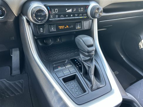 Used 2019 Toyota RAV4 XLE w/ Convenience Package FWD image 24