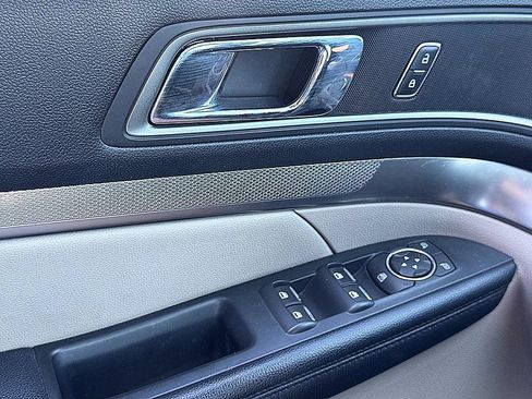 Used 2018 Ford Explorer XLT w/ Equipment Group 202A FWD image 22