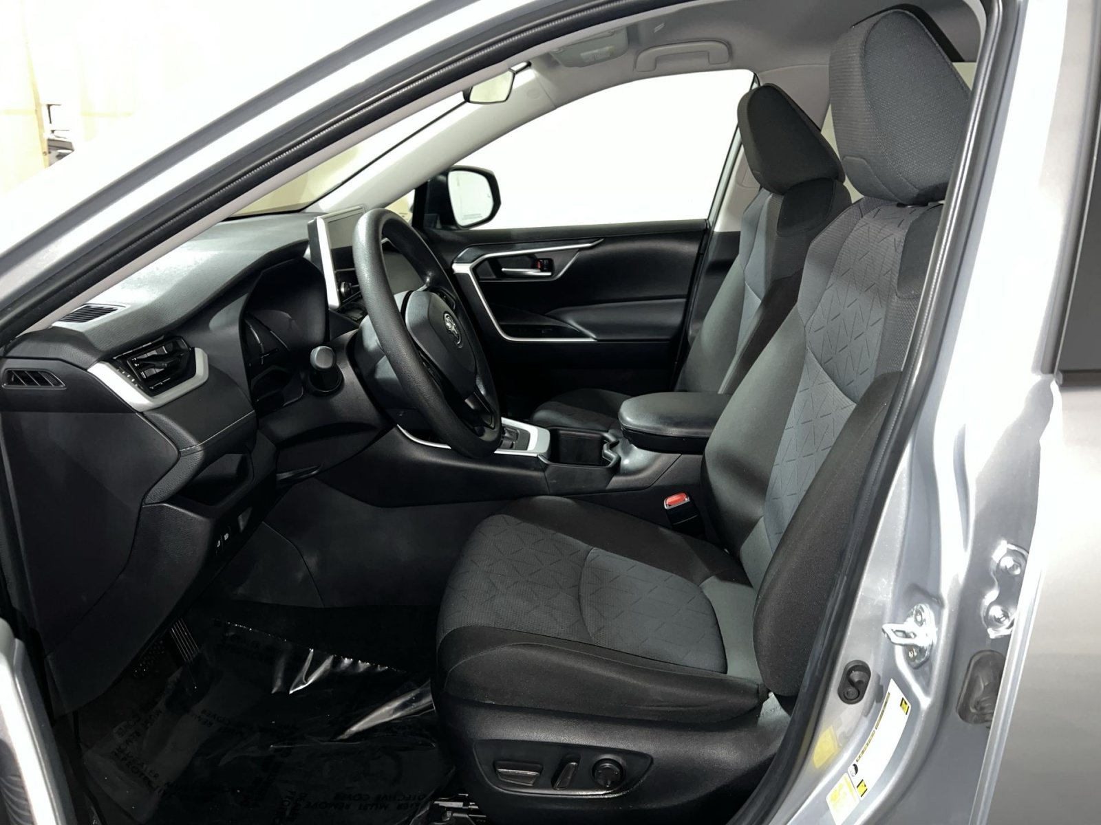 Used 2025 Toyota RAV4 XLE AWD/4WD image 18