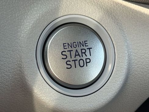Used 2025 Hyundai Venue SEL FWD image 21