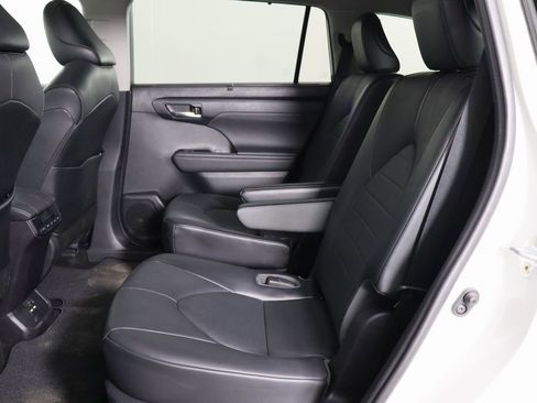 Used 2021 Toyota Highlander XLE image 14