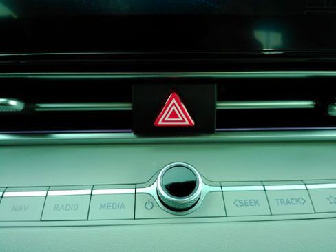 Used 2023 Hyundai Elantra Limited image 44