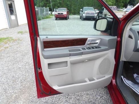 Used 2010 Chrysler Town & Country Touring w/ Entertainment Group #2 FWD image 9