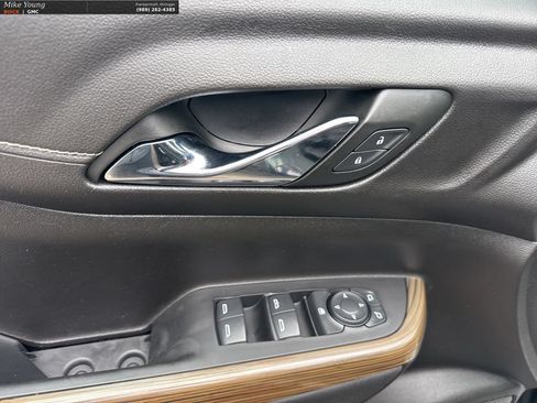 Used 2023 GMC Acadia SLE FWD image 13