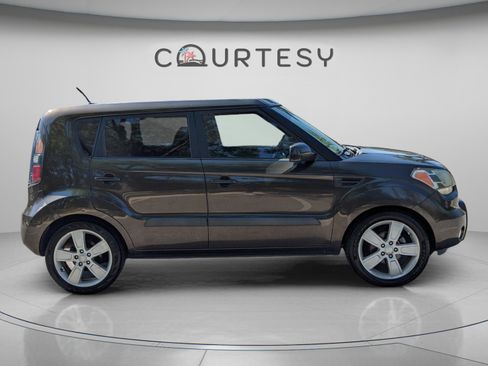 Used 2011 Kia Soul ! FWD image 7