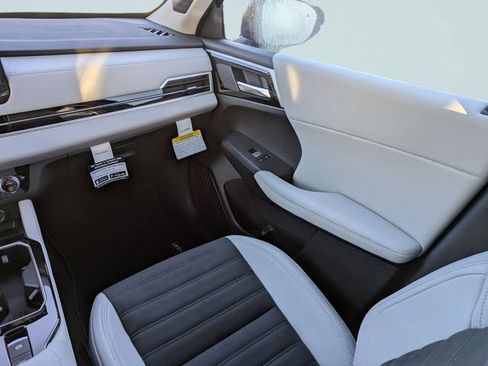New 2025 Mitsubishi Outlander SE image 19