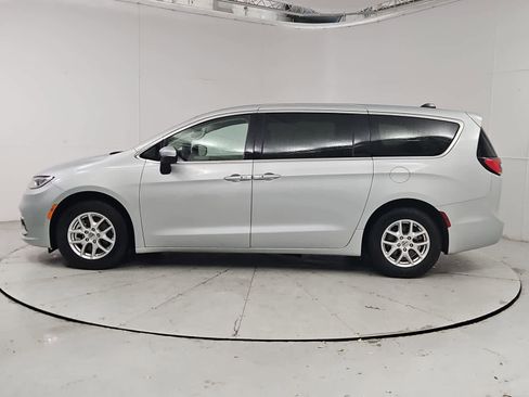 Used 2023 Chrysler Pacifica Touring-L FWD image 3