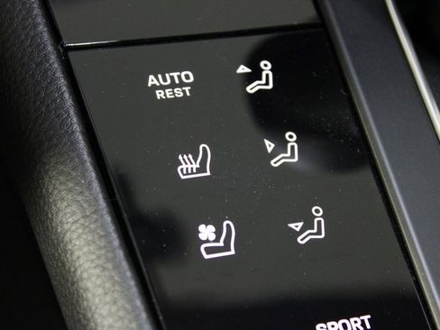 Used 2025 Porsche Macan image 29