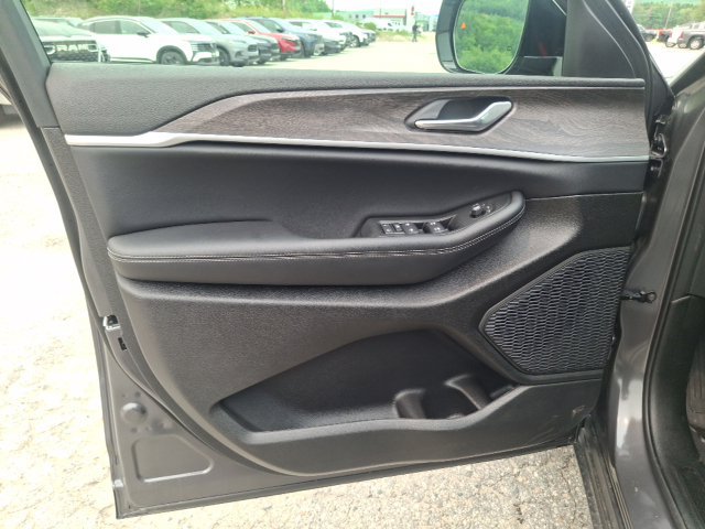 New 2026 Jeep Grand Cherokee Altitude AWD/4WD image 9