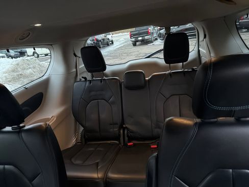 Used 2021 Chrysler Pacifica Touring-L image 30
