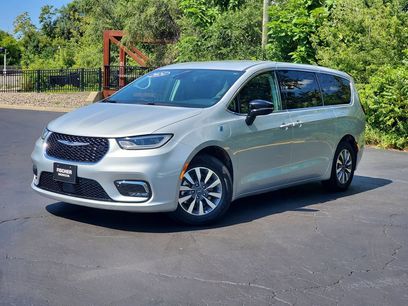 Used 2024 Chrysler Pacifica Limited