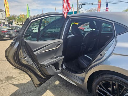 Used 2025 Toyota Camry SE w/ Convenience Package image 10