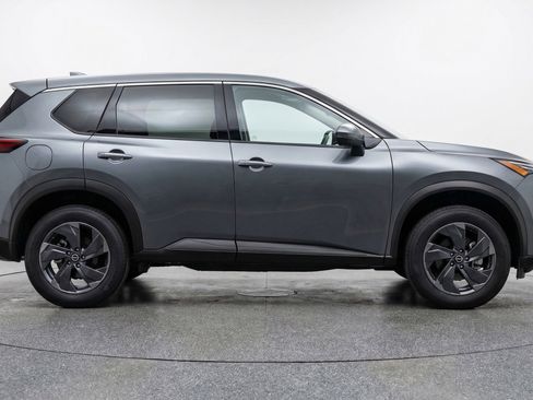 Used 2025 Nissan Rogue SV image 11