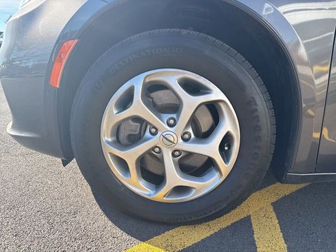 Used 2022 Chrysler Pacifica Limited w/ Uconnect Theater Family Group image 9