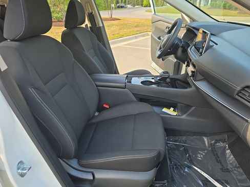 Used 2024 Nissan Rogue S FWD image 10