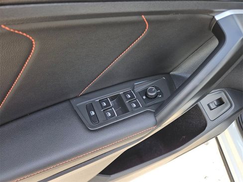 Used 2024 Volkswagen Tiguan SE image 14