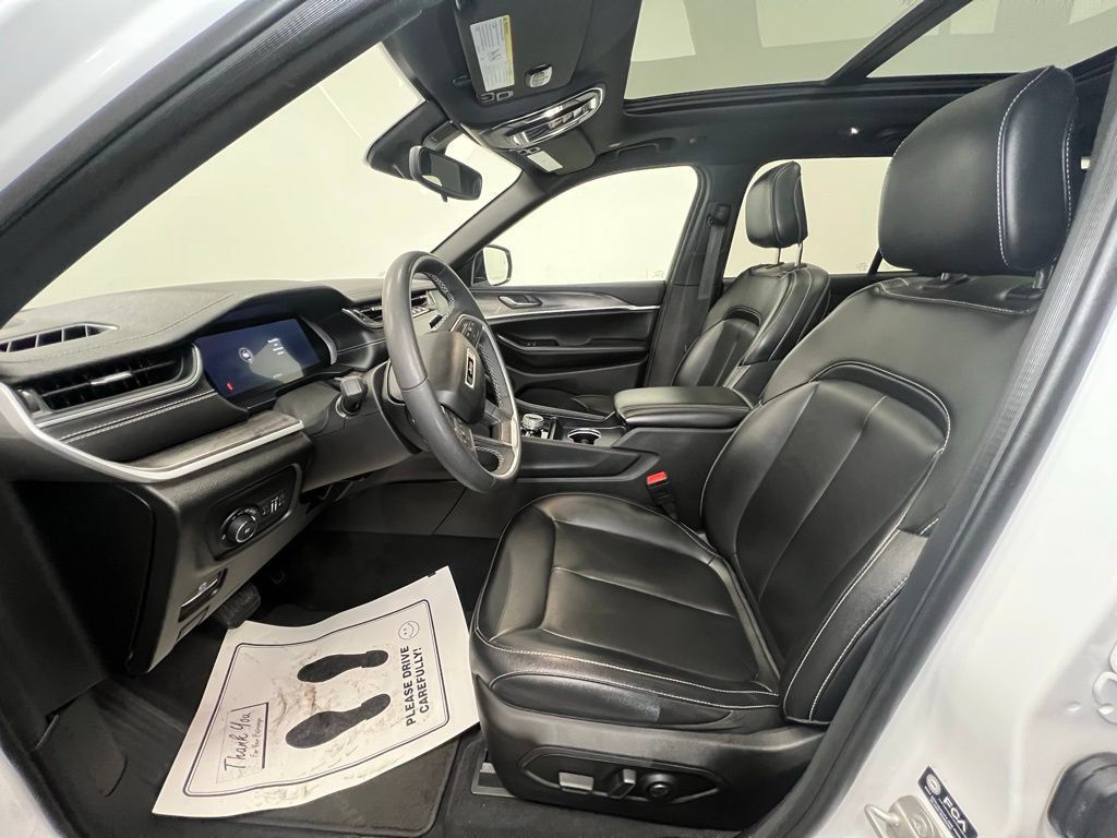 Used 2024 Jeep Grand Cherokee Limited AWD/4WD image 3