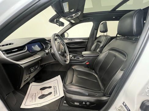 Used 2024 Jeep Grand Cherokee Limited AWD/4WD image 3