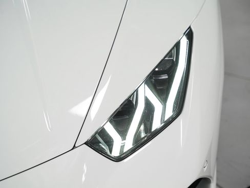 Used 2018 Lamborghini Huracan Performante AWD/4WD image 12