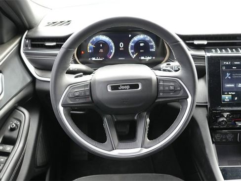 Used 2024 Jeep Grand Cherokee L Laredo image 12