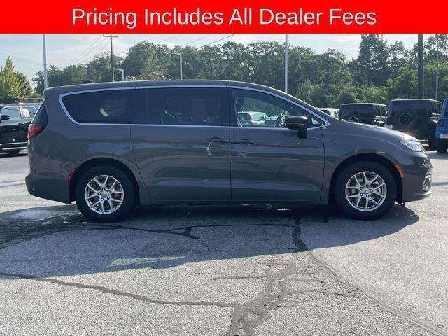 Used 2025 Chrysler Pacifica Select FWD image 6