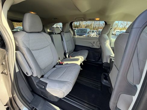 Used 2023 Toyota Sienna LE image 29