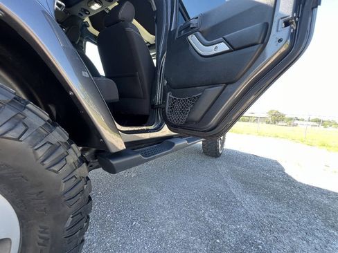 Used 2018 Jeep Wrangler Unlimited Sahara w/ Connectivity Group AWD/4WD image 17