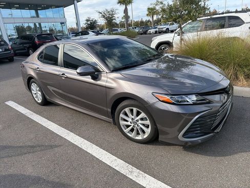 Used 2022 Toyota Camry LE image 3