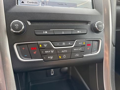 Used 2017 Ford Fusion SE w/ Fusion SE Technology Package image 40