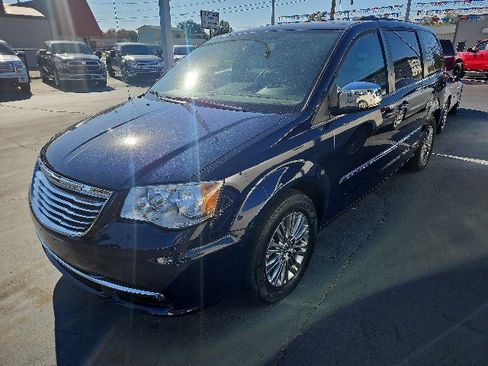 Used 2013 Chrysler Town & Country Touring-L w/ Entertainment Group #2 image 5