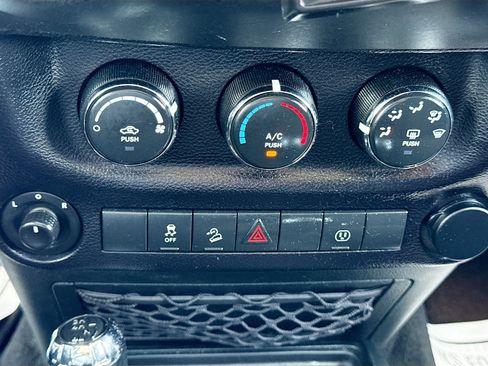 Used 2018 Jeep Wrangler Unlimited Sahara AWD/4WD image 30