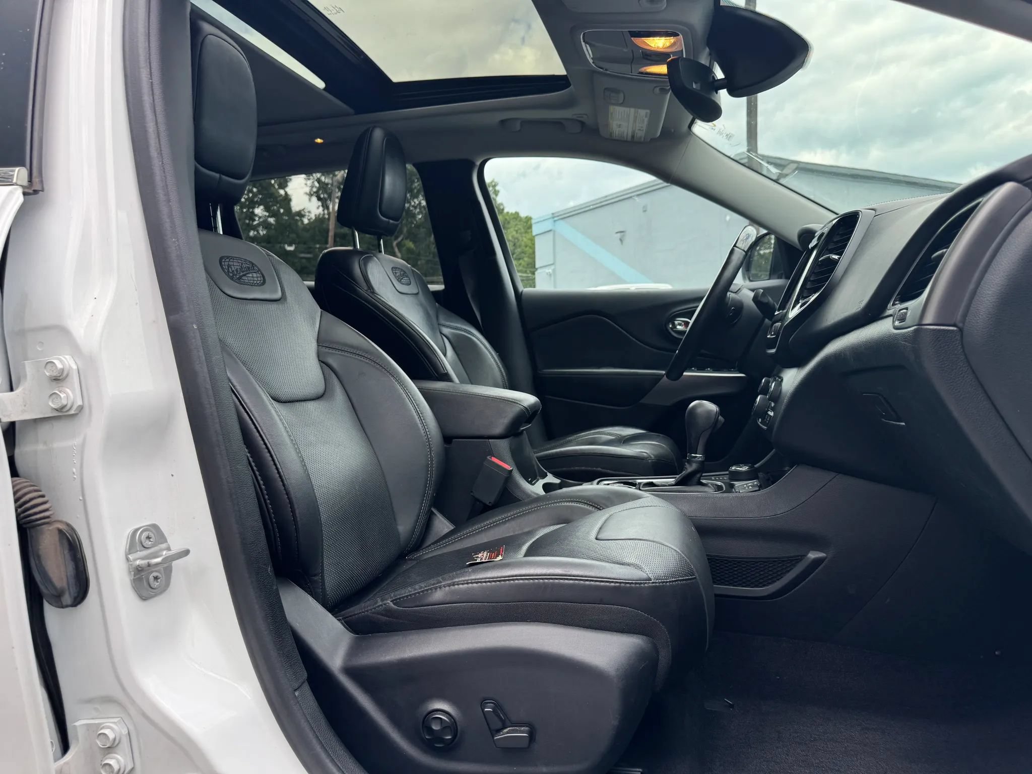 Used 2019 Jeep Cherokee Overland w/ Technology Group AWD/4WD image 25