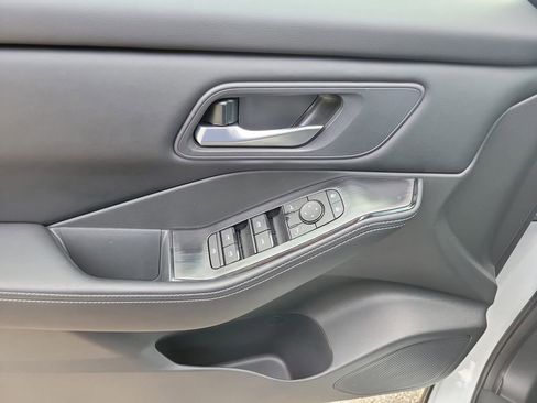 Certified 2025 Nissan Rogue SV image 25