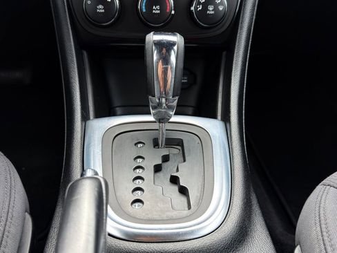 Used 2014 Chrysler 200 LX image 3