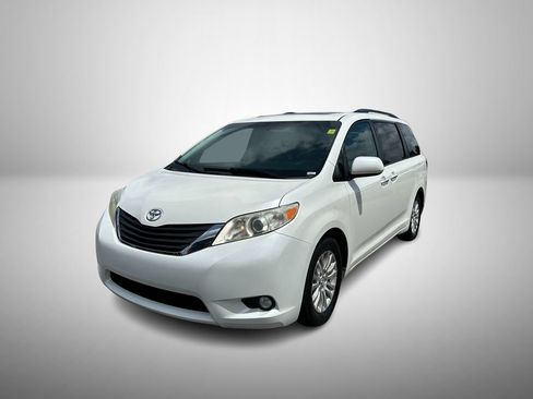 Used 2017 Toyota Sienna XLE w/ XLE Navigation Package FWD image 2