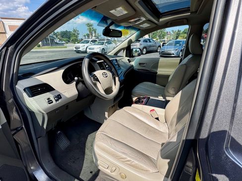 Used 2011 Toyota Sienna XLE FWD image 5