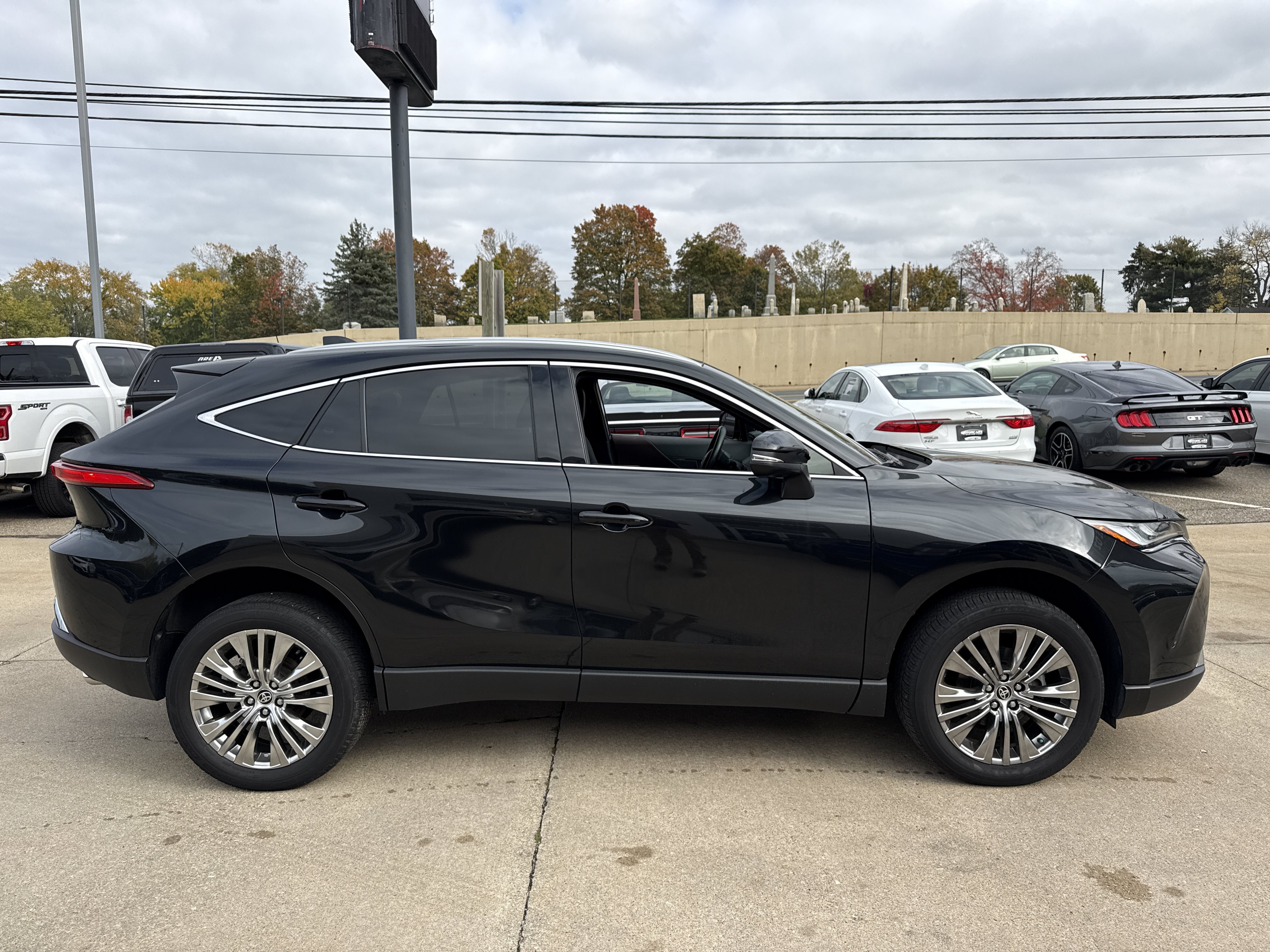 Used 2023 Toyota Venza XLE AWD/4WD image 7