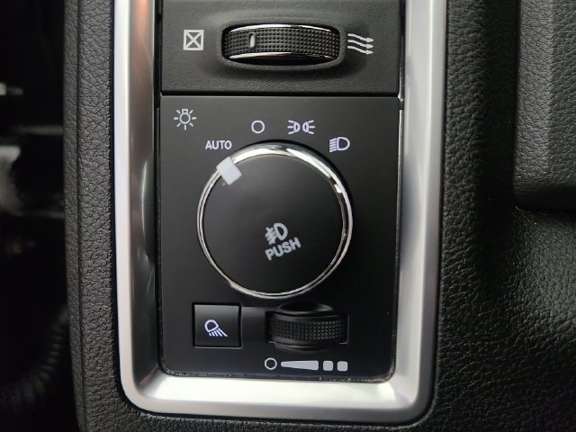 Used 2019 RAM 1500 Classic SLT w/ Black Appearance Group AWD/4WD image 19