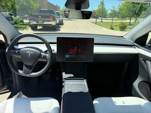 Used 2024 Tesla Model Y Long Range AWD/4WD image 11