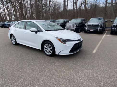 Used 2025 Toyota Corolla LE image 2