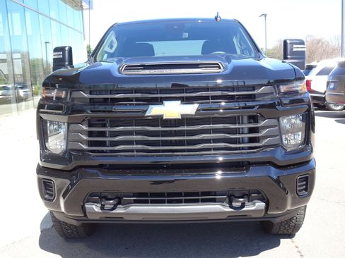 Used 2024 Chevrolet Silverado 2500 Custom w/ Custom Convenience Package image 8